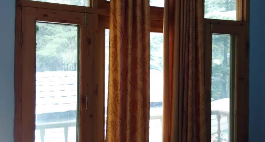 Yash Palace & Deeyas Family House, Kullu 4